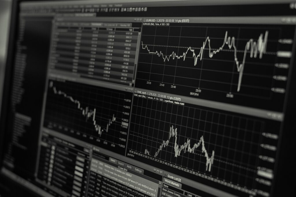 Read more about the article Discover the Key Differences between Index Funds and ETFs